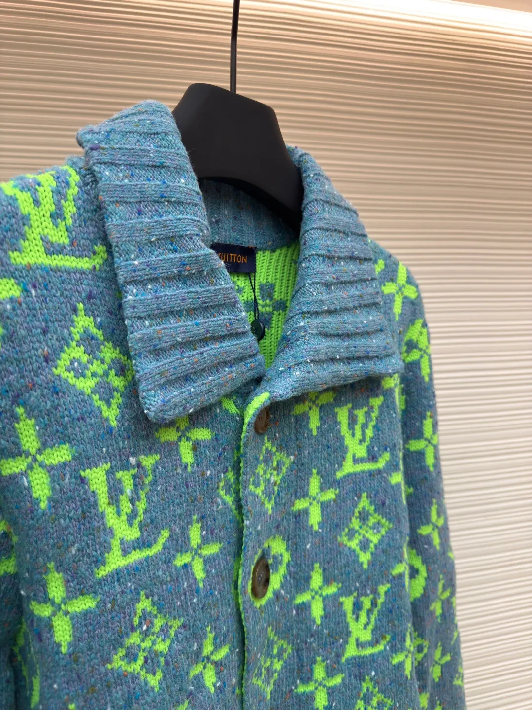 LOUIS VUITTON green yarn woolen jacket ●Authentic product: Purchased and developed for 12900 ●Item number: 1680367-C65 ●Fabric: wool fabric ●Technology: woolen making ●Version: loose fit ●Weight: about 850 grams ●Size: XS-S-M-L ●Description: This colored yarn is not in stock in the market. In order to restore the 1:1 effect of the original version, we use 100% wool to make a 1:1 color customization based on the original version. Customize the count of the original version + customize the color points on the original color yarn + customize the color of the original color yarn. The customization and coloring of the yarn alone takes 3 months. The dyeing cycle of the color yarn is long and time-consuming. The coloring and color testing is repeated more than 5 times before the final effect is determined; the loom adopts the latest 2022C The ixing 5-needle ultra-fine machine uses a 1:1 parallel knitting method based on the original version. Each piece takes 210 minutes. It is not like those ordinary computerized flat knitting machines. In order to rush the goods, the speed is turned to the limit. The stitches of the knitted pieces are of different sizes, with lettering and patterns. For our entire garment, the texture of the pieces is cleaned, without lettering, and there will be no patterning on the pieces, which greatly ensures the texture and clear texture of the pieces. The overall wiring is straight and delicate, the fabric is comfortable and soft, and the color is consistent without color difference. It can be matched with the same style to create a fashionable look and control various occasions. Customized accessories, complete with three standards, same style for men and women!